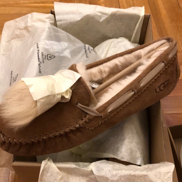 🔥🔥UGG DAKOTA Genuine Sheepskin Pom-Pom Slippers. - Picture 9 of 9